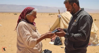 10 İllik Səhrada Unudulmuş Telefonu 84 Yaşlı Qadın Tapdı – Şaşırtan Kəşf!