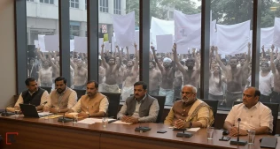 Hindistanda AI Zirvəsində Gənclərin Köynəksiz Etirazı: Siyasi Gərginlik Artırır?