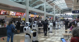 Barcelona aeroportunda ilk süni intellektli robot ofisiant işə başladı – Gələcəyin xidməti!